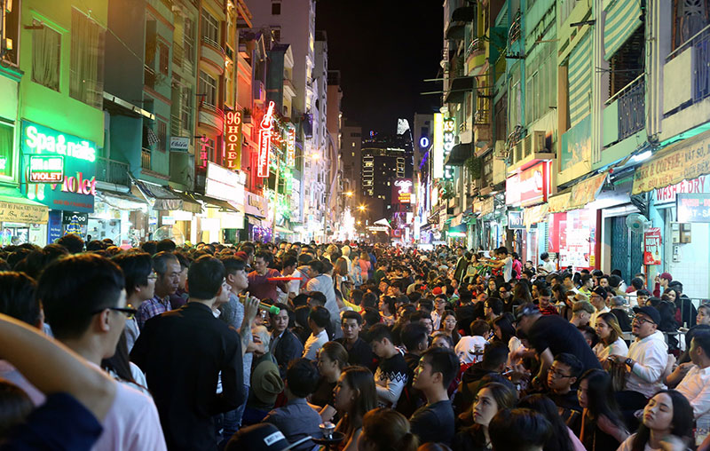 Trai 6 múi cởi trần ôm tự do đêm Noel ở phố Tây Sài Gòn